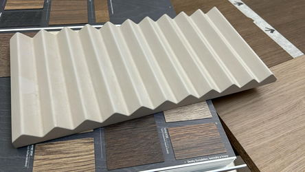 Frézovaný 3D obklad steny s lakovaním